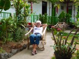 Luieren in de tuin van ons guesthouse de Four Sisters.