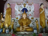 Een van de vele beelden in de Shwedagon-Pagode.