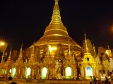 De Shwedagon-Pagode bij avond.