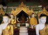 Boeddhabeelden in tempel.