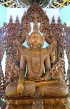 Boeddha uit hout gesneden.