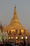 De Shwedagon-Pagode bij avond.