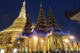 De Shwedagon-Pagode bij avond.