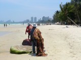 Verkopers op het strand.