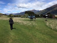 We  lopen naar de heli