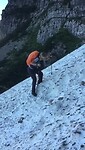 Steile bevroren sneeuwhelling trotseren