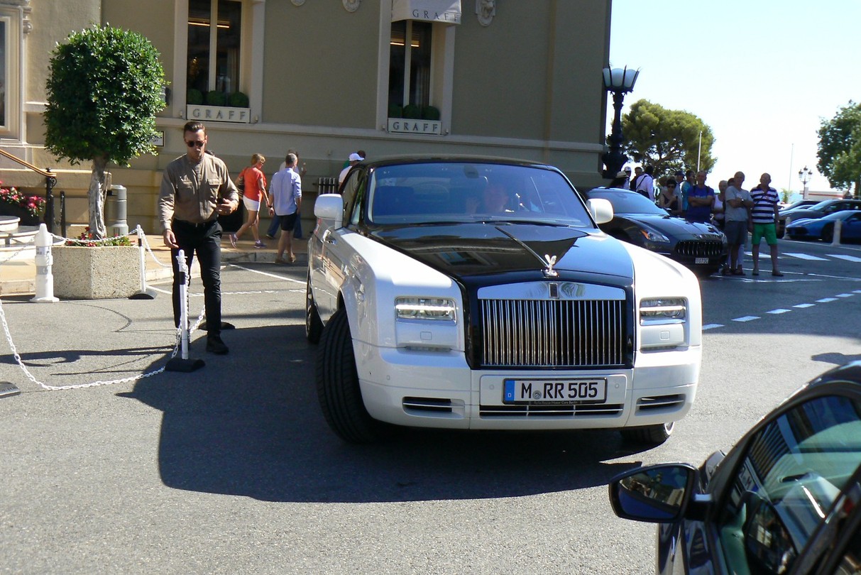 De Rolls Royce wordt voorgereden