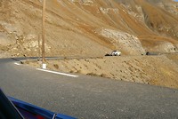 Auto's van 50 jaar bedwingen de Franse Alpen
