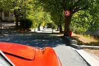 De motorkap op een kiertje voor extra wamteafvoer
