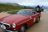 Motorrijders bereiken ook de Col de la Madeleine