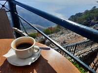 Koffie met uitzicht bij het klooster