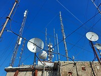 Zendmasten op 908 m hoogte vlak bij het klooster