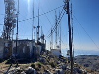 Zendmasten op 908 m hoogte vlak bij het klooster