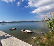 Pontikonisi Beach bij het vliegveld. Spotplaats voor vliegtuigen