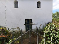 Oud vervallen kerkje tijdens de wandeling