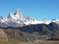 El Chaltén met op de achtergrond Fitz Roy (3.405 m)