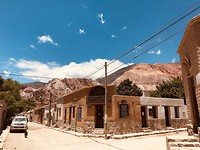 Purmamarca met op de achtergrond El cerro con los 7 colores.