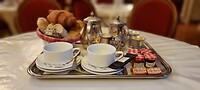 Ontbijt met zilver servies