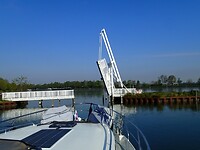 2024-04-23 0844 Marina Bortfeld afgesloten met ophaalbrug
