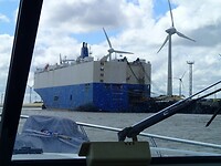 2024-06-19 1610 Op de Ems bij Embden een autotransportschip