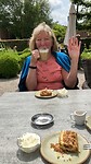 2024-06-22 1316 Koffie met gebak zwaaien naar Carla