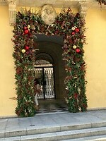 2024-11-23 1233 Versierde kerkdeur Jerez met feestverlichting 2