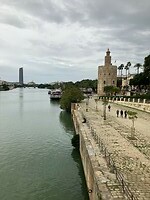 2024-11--24 1334 Sevilla rivier met gouden toren