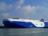 2025-04-14 1029 autotransportschip bij Embden