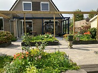 2025-04-25 1135 onze tuin in bloei