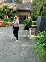 2025-06-06 1726 De zussen incognito
