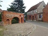 2025-06-02 1313 poort en vakwerkhuisje onderweg