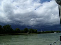 2025-06-07 1328 hele donkere luchten voor de sluis