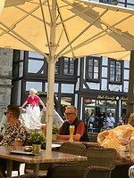 I2025-06-12 1642 het mooie stadje Rinteln kinderen spelen in de fontein