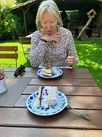 I2025-06-12 1427 Mieke geniet voor van het met gebak bij de Stiftung