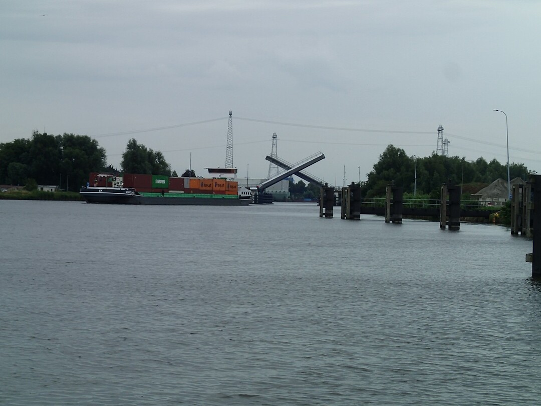 2025-06-26 1536 bijzondere brug in Groningen