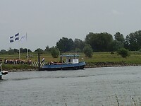 2026-06-08 1219 Een schoolklas wacht aan de andere kant