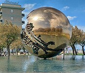 Sfera Grande, de bronzen wereldbol