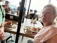 Knabbelen op Schiphol