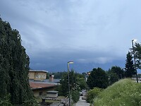 Donkere wolken pakken zich samen boven Bled