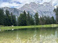 Meer weerspiegelt de bergen