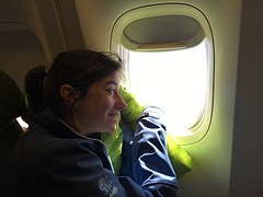 Josine ziet vanuit het vliegtuig de Kilimanjaro