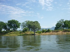 Zachte aarde maakt dat de rivier steeds breder wordt.