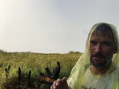 Opeens zie je niets meer; het lijkt wel schotland, alleen komt de regen nu van beneden.