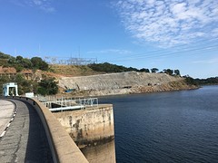 De volle kant van de Kariba dam