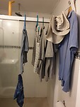 Zelfs de badkamer hangt vol
