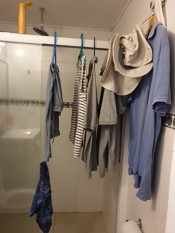 Zelfs de badkamer hangt vol