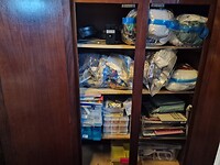 Kleding in zakken in de kast