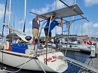 Zonnepalen plaatsen op de boot