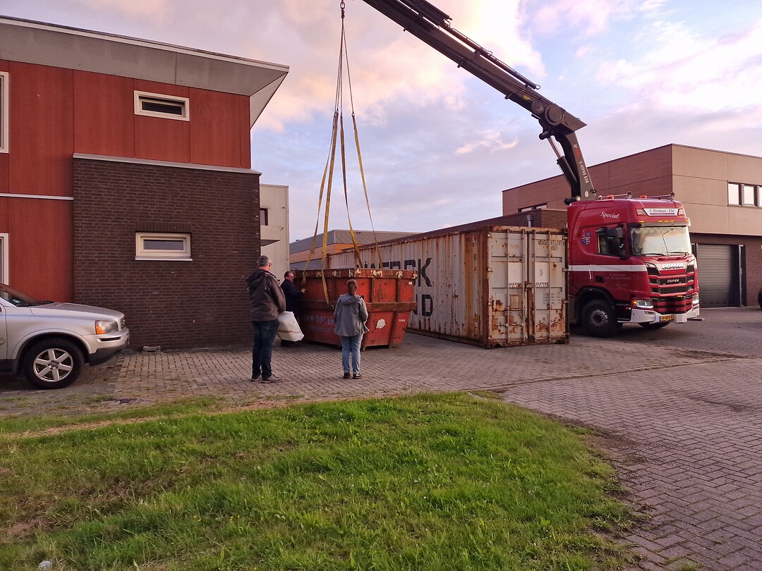 Container wordt geleverd