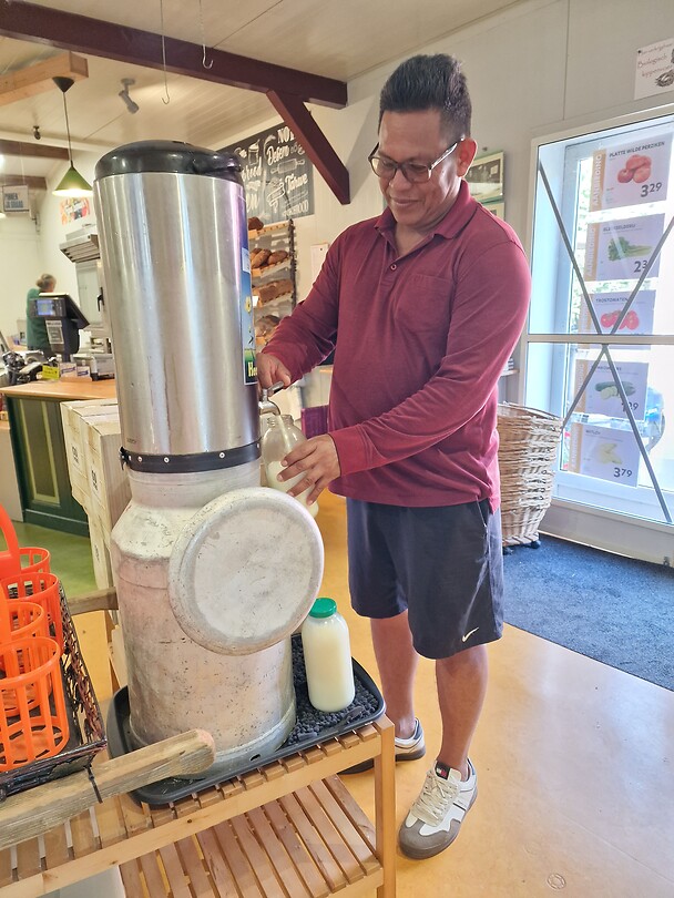 Verse melk tappen bij de boer